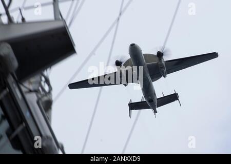 Atlantik (Jan. 18, 2020) Eine E-2D Advanced Hawkeye, für die Prüfung und Bewertung von Squadron (VX) 20, vor Ford Island während des Flugbetriebs fliegt zugeordnet. Ford führt derzeit Flugzeuge Kompatibilitätstests auf seine elektromagnetische Flugzeuge starten (EMALS) und Advanced verhaften Gang (AAG) weiter zu prüfen. (U.S. Marine Foto von Mass Communication Specialist Seaman Apprentice Engel Thuy Jaskuloski) Stockfoto