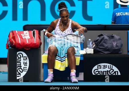 Melbourne, Australien. 20. Jan 2020. Melbourne, Australien. 20 Jan, 2020. Serena Williams aus den USA Änderungen Schläger beim ATP-Australian Open 2020 in Melbourne Park, Melbourne, Australien am 20. Januar 2020. Foto von Peter Dovgan. Credit: UK Sport Pics Ltd/Alamy leben Nachrichten Stockfoto