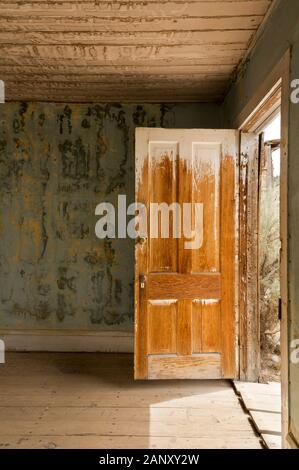 MT 00401-00 ... MONTANA - die Tür eines alten Hauses in der Geisterstadt im Bannack an im Bannack State Park. Stockfoto