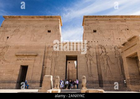 Turmtor des Tempels von Isis Philae, auch Philae-Tempel, Insel Agilkia im Nassersee, Assuan, Ägypten, Nordafrika, Afrika Stockfoto