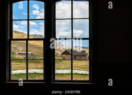 MT 00415-00 ... MONTANA - Blick aus den Fenstern des Hotels Meade in der Geisterstadt im Bannack, im Bannack State Park erhalten. Stockfoto