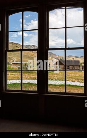 MT 00416-00 ... MONTANA - Blick aus den Fenstern des Hotels Meade in der Geisterstadt im Bannack, im Bannack State Park erhalten. Stockfoto