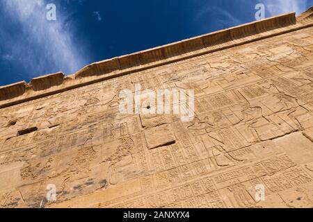 Erleichterung und Beschriftung des Tempels von Isis Philae, auch Philae-Tempel, Insel Agilkia im Nassersee, Assuan, Ägypten, Nordafrika, Afrika Stockfoto