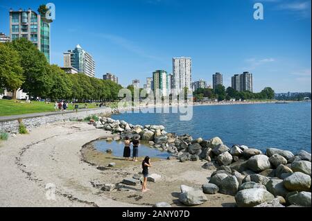 Vancouver, British Columbia, Kanada: Panoramablick auf die English Bay mit Strand und Menschen in West End, in der Nähe von Morton und Stanley Park Stockfoto