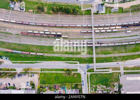 Antenne Blick von oben auf die industriellen Bahnhof mit Güterwagen Stockfoto