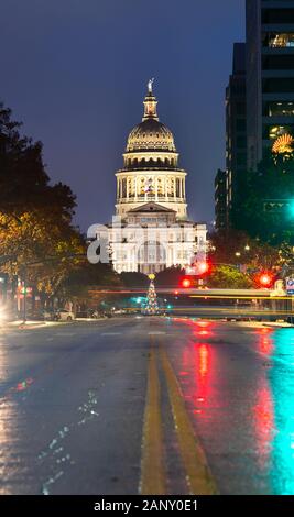 Blick auf die Austin Capitol mit Weihnachtsbaum Vor bei Nacht Stockfoto