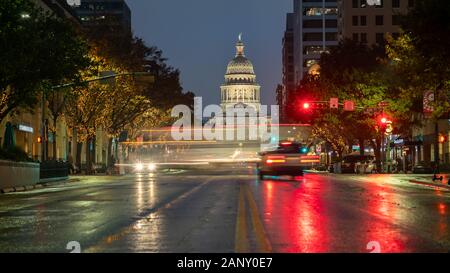 Autos Anhalten im Congress Avenue in der Nacht nach dem Sturm mit Capitol im Hintergrund Stockfoto