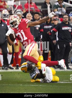 Santa Clara, USA. 19 Jan, 2020. San Francisco 49ers zurück laufen Raheem Mostert Gewinne 18 Yards hinter Green Bay Packers safety Darnell Savage im zweiten Quartal Aktion der NFC-Meisterschaft an Levi's Stadion in Santa Clara, Kalifornien am Sonntag, 19. Januar 2020. Mostert zählte vier Touchdowns und die 49ers besiegten die Verpacker 37-20. Foto von Jon SooHoo/UPI Quelle: UPI/Alamy leben Nachrichten Stockfoto