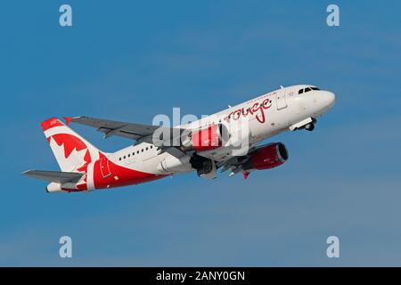 Air Canada Rouge Flugzeug Airbus A319 (A 321-100) single-aisle narrow body Jet Airliner Airborne nach dem Start. Stockfoto
