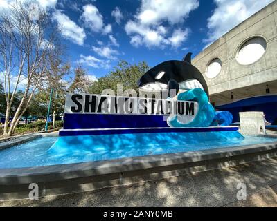 Orlando, FL/USA -1/17/20: Die shamu Stadion Zeichen außerhalb des Amphitheaters in SeaWorld Orlando, Florida. Stockfoto