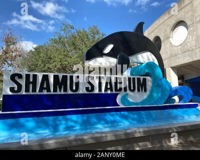 Orlando, FL/USA -1/17/20: Die shamu Stadion Zeichen außerhalb des Amphitheaters in SeaWorld Orlando, Florida. Stockfoto