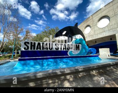 Orlando, FL/USA -1/17/20: Die shamu Stadion Zeichen außerhalb des Amphitheaters in SeaWorld Orlando, Florida. Stockfoto