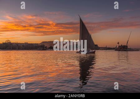 Abendblick auf den Nilfluss mit filucca-segelboot, Assuan, Ägypten, Nordafrika, Afrika Stockfoto