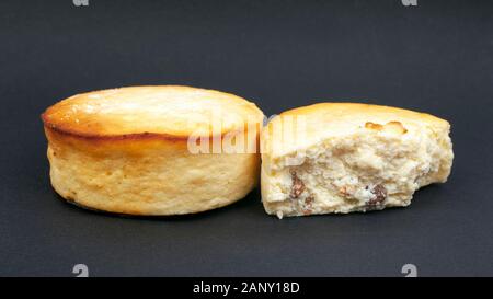 Quark Auflauf mit Rosinen auf einem dunklen Hintergrund. leckeren cheesecake Dessert kuchen hautnah. Stockfoto