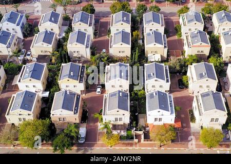 Luftaufnahme einer Mittelschicht Vorstadtnachbarschaft Häuser. Stockfoto