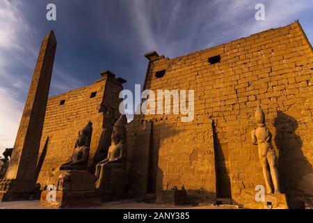 Morgenglut des Luxor-Tempels, Eingang des Tempels, auch Turmtor, Erster Pylon, Luxor, Ägypten, Nordafrika, Afrika Stockfoto