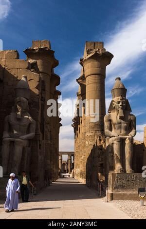 Luxor Tempel, Ramses II Halle und 2. Pylon, Luxor, Ägypten, Nordafrika, Afrika Stockfoto