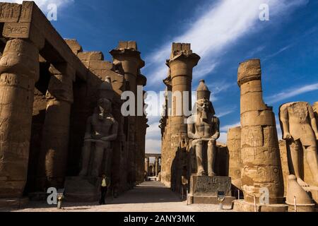 Luxor Tempel, Ramses II Halle und 2. Pylon, Luxor, Ägypten, Nordafrika, Afrika Stockfoto