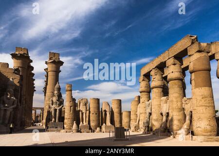 Luxor Tempel, Ramses II Halle und 2. Pylon, Luxor, Ägypten, Nordafrika, Afrika Stockfoto