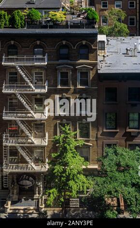 Luftaufnahme der Feuerleiter Leitern und Balkone in einem Wohnhaus in Midtown Manhattan in New York, USA Stockfoto