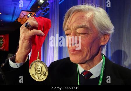 St. Louis, USA. 20 Jan, 2020. Ehemalige St. Louis Cardinals Catcher und das neueste Mitglied der National Baseball Hall of Fame Ted Simmons, erhält einen genaueren Blick auf die roten Schoendienst Medaille, die er von den St. Louis Kapitel der Baseball Writers' Association of America in St. Louis am Sonntag, 19. Januar 2020. Foto von Bill Greenblatt/UPI Quelle: UPI/Alamy leben Nachrichten Stockfoto