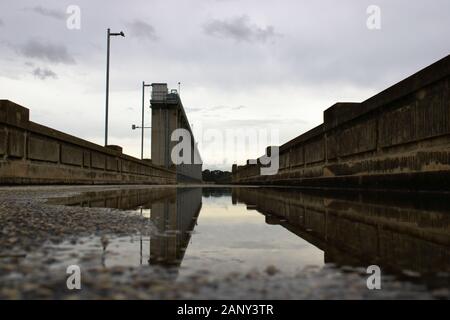 Hume Dam Spillway Gated Structure, Albury Wodonga NSW/VIC Border, an der Great Murray River Collection und Umleitung von Wasser vom Snowy Mountain Stockfoto