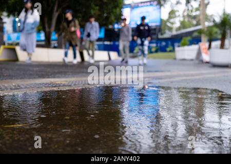 Melbourne, Australien. 20 Jan, 2020. Bei Regenwetter, während am Tag 1 bei den Australian Open 2020 Grand Slam Tennis Turnier in Melbourne, Australien. Frank Molter/Alamy leben Nachrichten Stockfoto