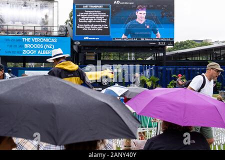 Melbourne, Australien. 20 Jan, 2020. Bei Regenwetter, während am Tag 1 bei den Australian Open 2020 Grand Slam Tennis Turnier in Melbourne, Australien. Frank Molter/Alamy leben Nachrichten Stockfoto