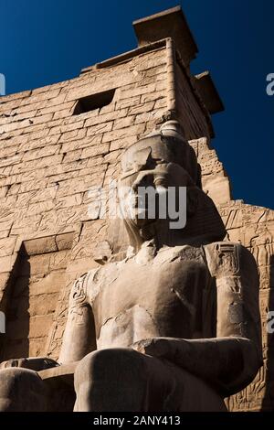 Riesige Statue am Ersten Phylon des Luxor-Tempels, Luxor, Ägypten, Nordafrika, Afrika Stockfoto