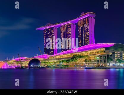 Singapur - September 06, 2019: Blick auf das beleuchtete berühmten Luxus Hotel, Einkaufszentrum und Casino Marina Bay Sands nach Sonnenuntergang Stockfoto