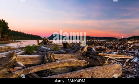 Whidbey Island Sonnenaufgang mit Blick auf den Erie Stockfoto