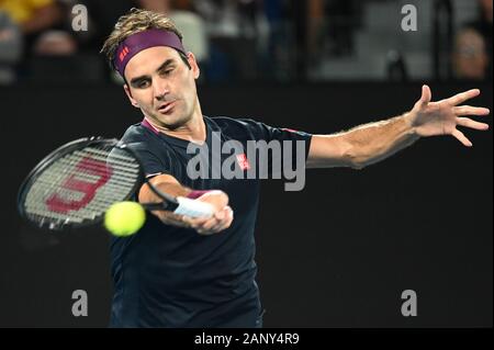 Melbourne, Australien. 20 Jan, 2020. 3. Samen Roger Federer (SUI) in Aktion gegen Steve Johnson (USA) auf die Rod Laver Arena in einen Men's Singles 1. Runde am Tag 1 der Australian Open 2020 in Melbourne, Australien. Sydney Low/Cal Sport Media. Federer gewann 63 62 62. Credit: Csm/Alamy leben Nachrichten Stockfoto