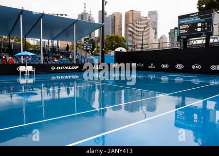 Melbourne, Australien. 20 Jan, 2020. Bei Regenwetter, während am Tag 1 bei den Australian Open 2020 Grand Slam Tennis Turnier in Melbourne, Australien. Frank Molter/Alamy leben Nachrichten Stockfoto