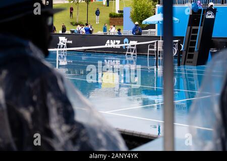 Melbourne, Australien. 20 Jan, 2020. Bei Regenwetter, während am Tag 1 bei den Australian Open 2020 Grand Slam Tennis Turnier in Melbourne, Australien. Frank Molter/Alamy leben Nachrichten Stockfoto