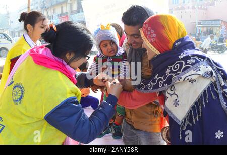 Indien. 19 Jan, 2020. Eine ANM Arbeitnehmer markiert den Finger eines Kindes nach der Verwaltung pulse Polio Impfstoff fällt während des National Immunisation Tag "Polio" in Ravivar Beawar. (Foto von Sumit Saraswat/Pacific Press) Quelle: Pacific Press Agency/Alamy leben Nachrichten Stockfoto