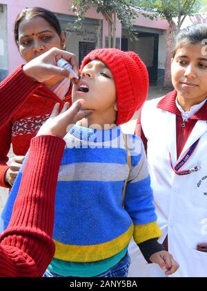 Indien. 19 Jan, 2020. Ein Kind verabreicht Pulse polio Impfstoff fällt durch ANM Arbeiter in einer staatlichen Schule während der Nationalen Immunisierung Tag "Polio" in Ravivar Beawar. (Foto von Sumit Saraswat/Pacific Press) Quelle: Pacific Press Agency/Alamy leben Nachrichten Stockfoto