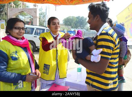 Indien. 19 Jan, 2020. Ein Kind verabreicht Pulse polio Impfstoff fällt durch ANM Arbeitnehmer während der National Immunisation Tag "Polio" in Ravivar Beawar. (Foto von Sumit Saraswat/Pacific Press) Quelle: Pacific Press Agency/Alamy leben Nachrichten Stockfoto