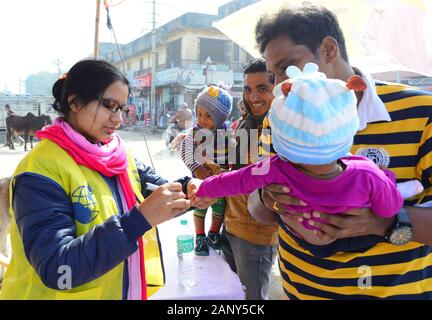 Indien. 19 Jan, 2020. Eine ANM Arbeitnehmer markiert den Finger eines Kindes nach der Verwaltung pulse Polio Impfstoff fällt während des National Immunisation Tag "Polio" in Ravivar Beawar. (Foto von Sumit Saraswat/Pacific Press) Quelle: Pacific Press Agency/Alamy leben Nachrichten Stockfoto