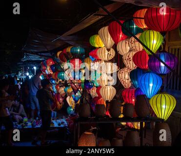 Hoi An - Vietnam - August 2019 - traditionelle handbemalte Seide Laternen Stockfoto