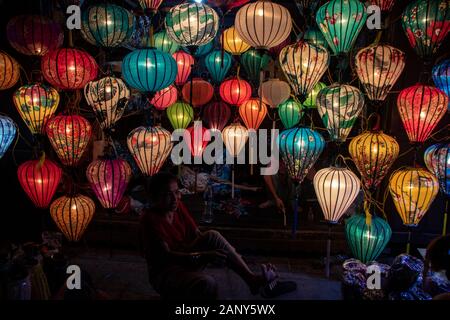 Hoi An - Vietnam - August 2019 - traditionelle handbemalte Seide Laternen Stockfoto