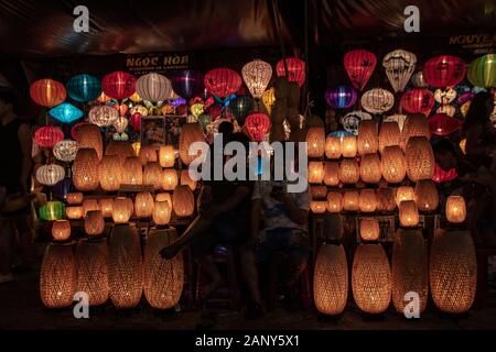 Hoi An - Vietnam - August 2019 - traditionelle handbemalte Seide Laternen Stockfoto