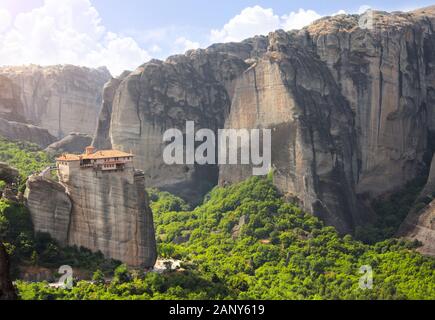 Arial Aussicht auf Berge, Wälder und orthodoxen Kloster Rousanou (Kloster St. Barbara) zu monolithischen Säule in Meteora, das Pindosgebirge, Thessalien, Stockfoto