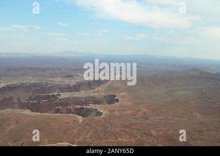 Sommer im Canyonlands National Park: Weißer Rand, Monument Basin, Colorado River und Abajo Mountains Vom Grand View Point in Island im Sky District Stockfoto