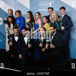 Los Angeles, USA. 19 Jan, 2020. Caroline Aaron, Jane Lynch, Stephanie Hsu, Marin Hinkle, Rachel Brosnahan, Alex Borstein, Matilda Szydagis, Joel Johnstone, Luke Kirby, Michael Zegen, Kevin Pollak, und Tony Shalhoub erscheinen Backstage mit dem Preis für hervorragende Leistung durch ein Ensemble in einer Comedy Serie für "Die wunderbare Frau Maisel', während des 26. jährlichen SAG Awards im Shrine Auditorium in Los Angeles am Sonntag, 19. Januar 2020 statt. Die Screen Actors Guild Awards werden live auf TNT und TBS ausgestrahlt werden. Foto von Jim Ruymen/UPI. Quelle: UPI/Alamy leben Nachrichten Stockfoto