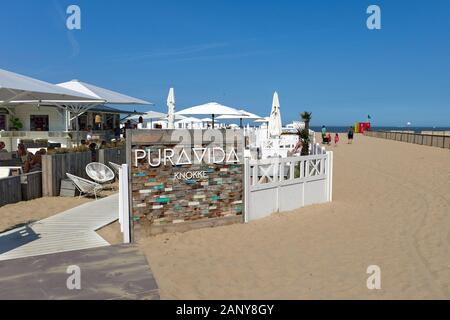 Knokke, Belgien - 23 Aug 31,2019: Bar am Strand Eingang im Sommer Stockfoto