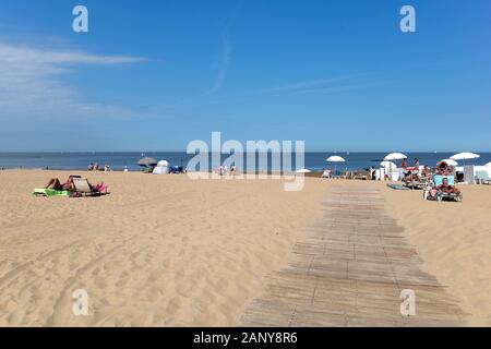 Knokke, Belgien - 23 Aug 31,2019: Touristen am Strand unter Sonne Badewanne Stockfoto