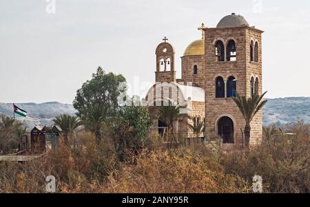 Antike und Moderne Stein Kirchen am Ort der Taufe Jesu am Jordan von der West Bank gesehen Stockfoto