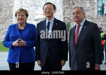 Berlin, Deutschland. 19 Jan, 2020. Die deutsche Bundeskanzlerin Angela Merkel (L) und der Generalsekretär der Vereinten Nationen, Antonio Guterres (R) Willkommen der chinesische Präsident Xi Jinping des Sonderbeauftragten Yang Jiechi (C), ein Mitglied des Politbüros der Kommunistischen Partei Chinas (CPC) Zentralausschuss und Leiter der Kommission für Auswärtige Angelegenheiten des CPC-Zentralkomitee, in Berlin, Deutschland, 19.01.2020. Yang nahmen an der Berliner Konferenz auf Libyen Sonntag. Credit: Wang Qing/Xinhua/Alamy leben Nachrichten Stockfoto