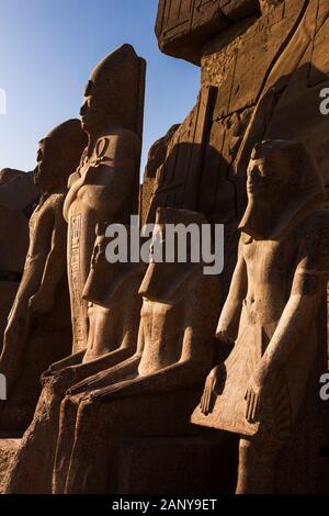 Königsstatuen aus 7. Pylon, am frühen Morgen, Karnak-Tempel, Luxor, Ägypten, Nordafrika, Afrika Stockfoto