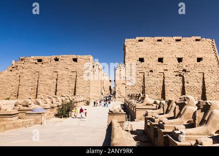 Erste Pylon- und Sphinx-Allee, Karnak-Tempel, Luxor, Ägypten, Nordafrika, Afrika Stockfoto